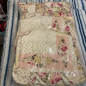 Floral Patchwork Quilt Set